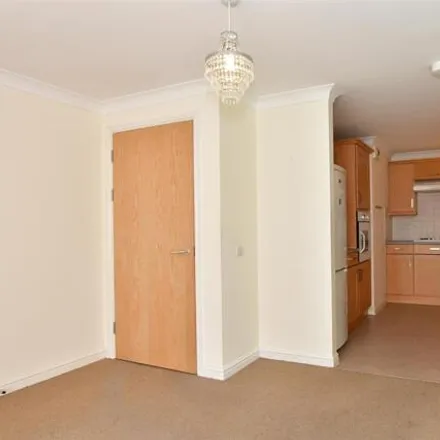 Image 7 - Ashurst Drive, London, IG6 1HA, United Kingdom - Apartment for sale