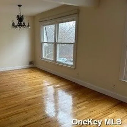 Image 2 - 215-46 23rd Road, New York, NY 11360, USA - House for rent