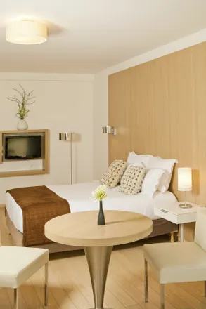 Rent this 2 bed apartment on 2 Avenue Eiffel in 78420 Carrières-sur-Seine, France
