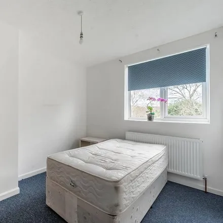 Image 3 - Compton Close, Burnt Oak, London, HA8 9YL, United Kingdom - Duplex for rent