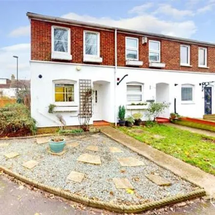 Buy this 2 bed townhouse on Foot Path 800 in London, SE25 4SX