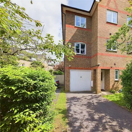 Rent this 4 bed townhouse on 9 Cintra Close in Reading, RG2 7AL