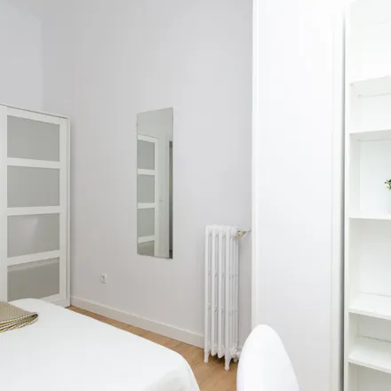 Rent this 7 bed room on Madrid in Calle de Escosura, 27