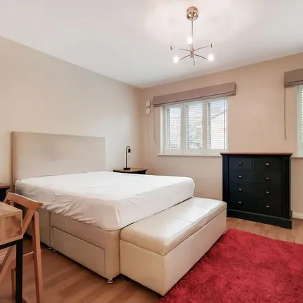Rent this 4 bed room on 14 Bankside Ave in London SE13 7BD, UK