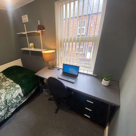 Image 2 - Russell Road, Liverpool, L18 1DE, United Kingdom - Room for rent
