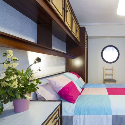 Rent this 3 bed room on Valentin de Berriotxoa Kalea in 48920 Portugalete, Bizkaia