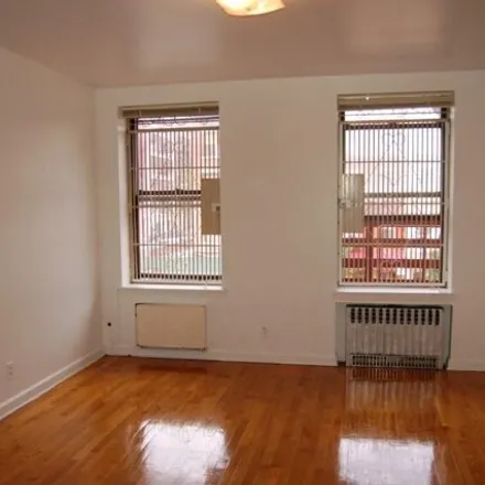 Image 3 - 220 1st Avenue, New York, NY 10009, USA - Apartment for rent