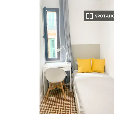 Rent this 3 bed room on Farmàcia Sílvia Pascual Ferrer in Carrer Gran de Gràcia, 58