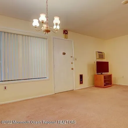 Image 2 - 111 Amberly Drive, Whittier Oaks, Manalapan Township, NJ 07726, USA - Condo for sale