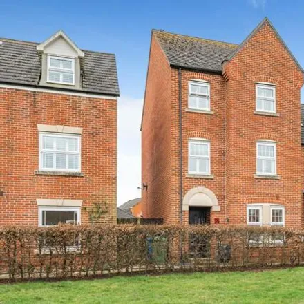 Buy this 3 bed townhouse on Goldfinch Crescent in Bracknell, RG12 8BD