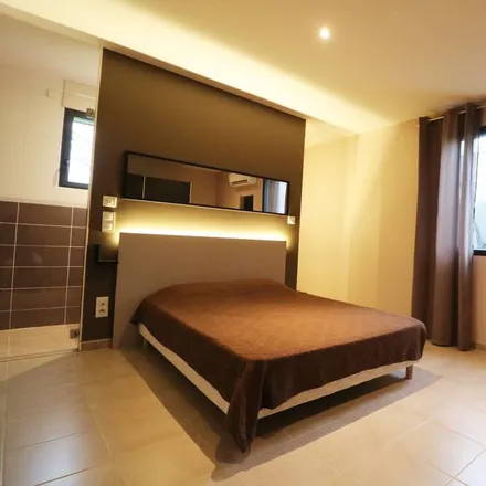 Rent this 4 bed house on 24220 Saint-Vincent-de-Cosse
