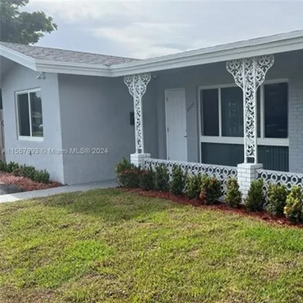 Rent this 1 bed house on 2566 Northeast 10th Court in Pinehurst Village, Pompano Beach