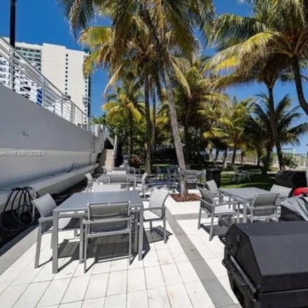Image 1 - Carriage Club South, 5001 Collins Avenue, Miami Beach, FL 33140, USA - Apartment for rent