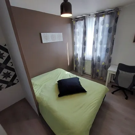Rent this 4 bed apartment on 16 bis Avenue Marie Reynoard in 38100 Grenoble, France