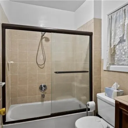 Image 7 - 828 East 226th Street, New York, NY 10466, USA - House for sale