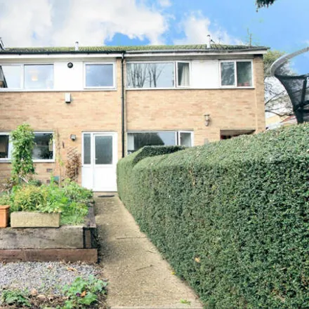 Rent this 3 bed townhouse on Queensway in Reading, RG4 6SJ