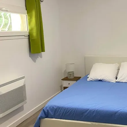 Rent this 3 bed house on 13920 Saint-Mitre-les-Remparts
