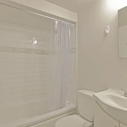 Image 3 - Suffolk House, 1540 Haro Street, Vancouver, BC, Canada - Apartment for rent