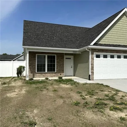 Buy this 3 bed house on 2364 Charlotte Street in Effingham, IL 62401