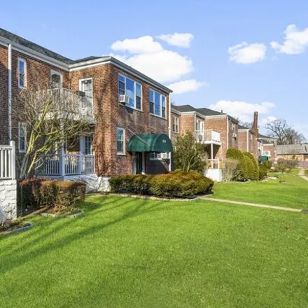 Image 3 - 920 Pelhamdale Avenue, Village of Pelham Manor, NY 10803, USA - Apartment for sale