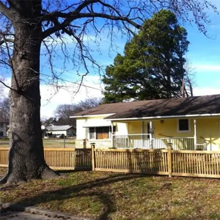 Buy this 2 bed house on 305 West 15th Street in Okmulgee, OK 74447