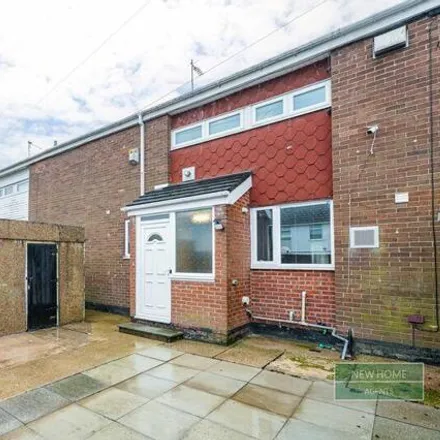 Buy this 3 bed townhouse on Dulverton Close in Hull, HU7 4EJ