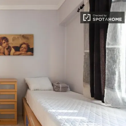 Rent this 3 bed room on Mundo Labores in Carrer de Mendizábal, 50