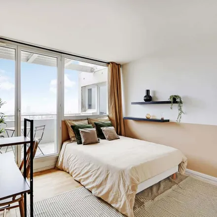 Rent this 5 bed room on Bâtiment J in 2-6 Rue Jean Mermoz, 94270 Le Kremlin-Bicêtre
