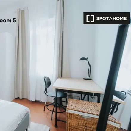 Rent this 6 bed room on CSIC - Sistemas de Información Científica in Calle de Joaquín Costa, 28006 Madrid
