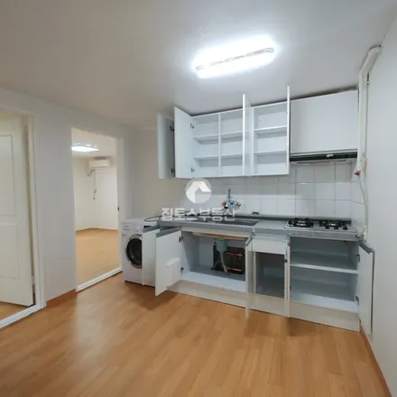Rent this 2 bed apartment on 서울특별시 강남구 신사동 522-14