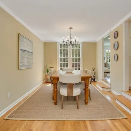 Image 5 - 19 Nimitz Place, Greenwich, CT 06870, USA - House for sale