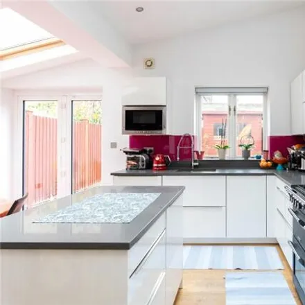 Image 4 - 74 Replingham Road, London, SW18 5LS, United Kingdom - Townhouse for sale