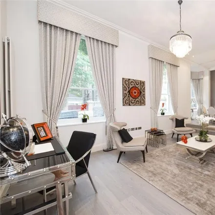 Rent this 3 bed apartment on 11d-e Arkwright Road in London, NW3 6AA