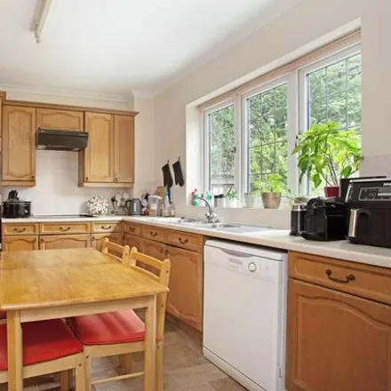 Image 2 - Rosslyn Park, Walton-on-Thames, KT13 9QZ, United Kingdom - House for rent