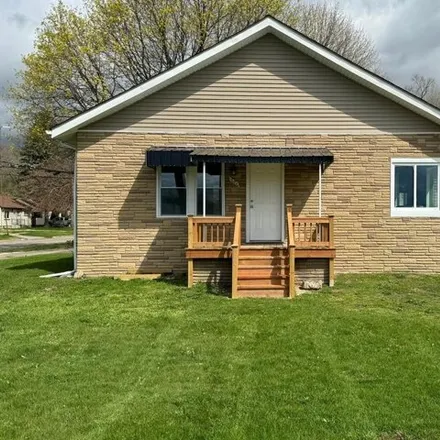 Rent this 2 bed house on 2520 Bender Avenue in Waterford Township, MI 48329