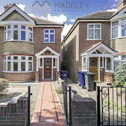 Rent this 4 bed room on 30 Chalfont Way in London, W13 9XN