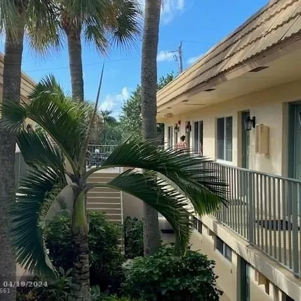 Buy this 1 bed condo on 2326 Southeast 2nd Street in Pompano Beach, FL 33062