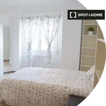 Rent this 6 bed room on Avenida de Pirineos in 50015 Zaragoza, Spain