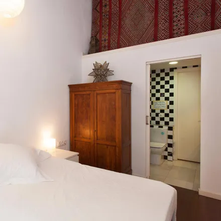 Rent this 3 bed apartment on Condis in Carrer de la Junta del Comerç, 19