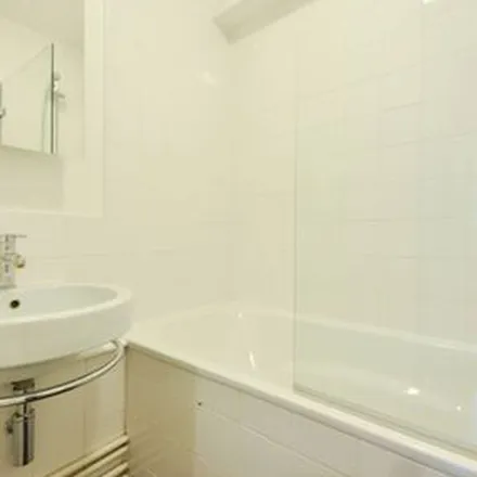 Rent this 3 bed apartment on Shoreditch High Street in London, E1 6LG
