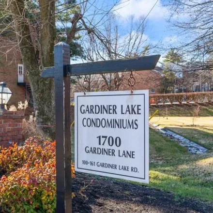 Image 2 - 112 Gardiner Lake Road, Louisville, KY 40205, USA - Townhouse for sale