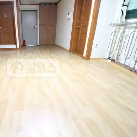Rent this 3 bed apartment on 서울특별시 강남구 역삼동 671-30