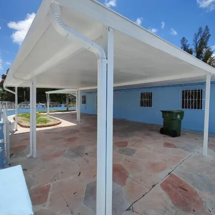 Image 3 - 450 Northeast 7th Avenue, Sun-Tan Village, Hialeah, FL 33010, USA - House for sale