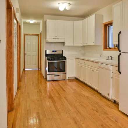 Rent this 3 bed apartment on 916 N Paulina St