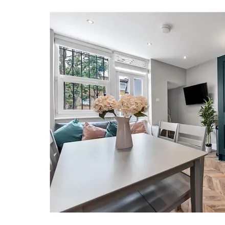 Image 1 - Chesterfield Gardens, London, N4 1LG, United Kingdom - Apartment for rent