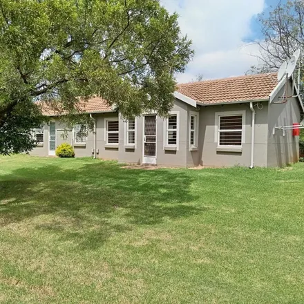 Image 2 - Checkers Hyper, Constantia Drive, Floracliffe, Roodepoort, 1709, South Africa - Apartment for rent