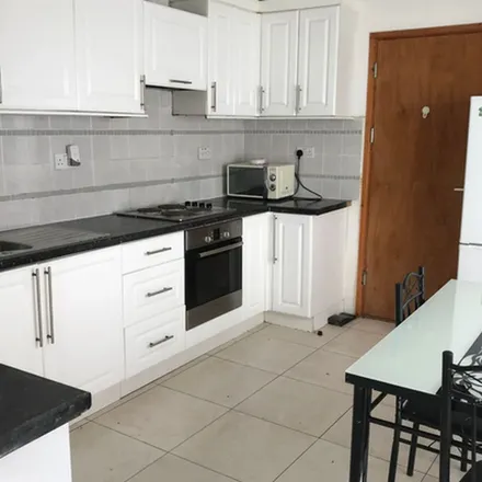 Rent this 5 bed townhouse on Malvern Terrace in Swansea, SA2 0AT
