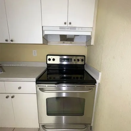 Image 3 - 606 West 81st Street, Hialeah, FL 33014, USA - Apartment for rent
