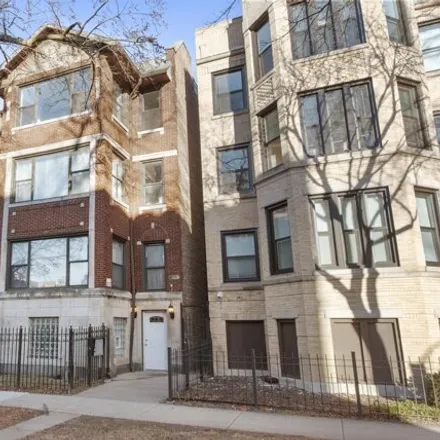 Rent this 3 bed apartment on 6751 South Ridgeland Avenue in Chicago, IL 60649