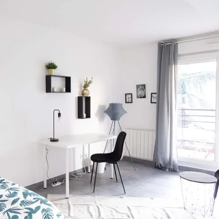 Rent this 4 bed room on 149 Avenue Francis de Pressensé in 69200 Vénissieux, France